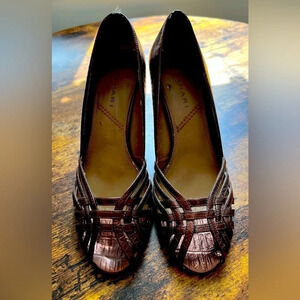 TAHARI | Mel ladies high heeled peep to shoes. Size: 9M.
